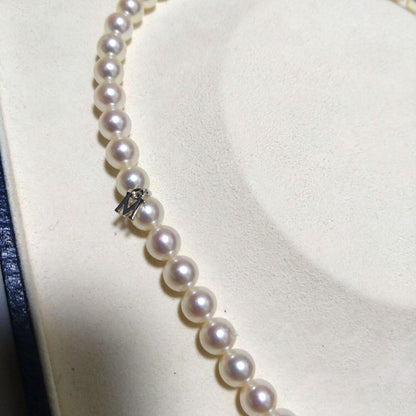 MIKIMOTO pearl necklace with 7.0 to 6.5 mm pearls and an M charm, 42.5 cm long