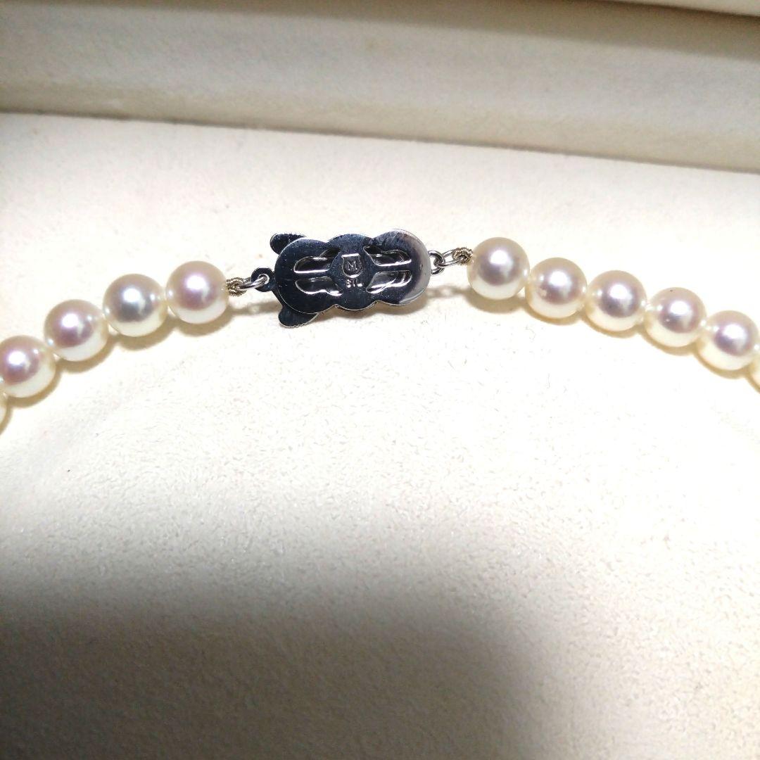 MIKIMOTO pearl necklace with 7.0 to 6.5 mm pearls and an M charm, 42.5 cm long