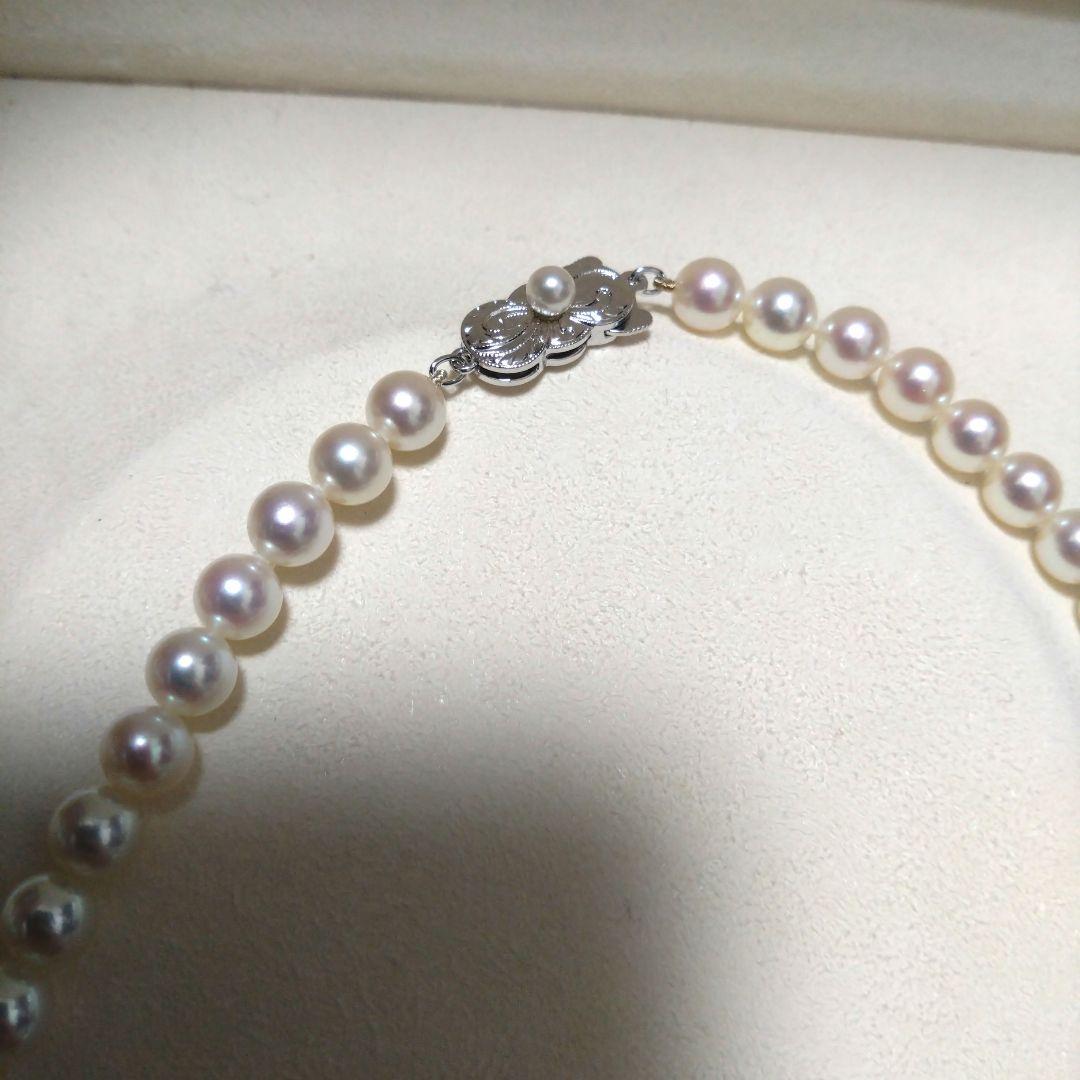 MIKIMOTO pearl necklace with 7.0 to 6.5 mm pearls and an M charm, 42.5 cm long
