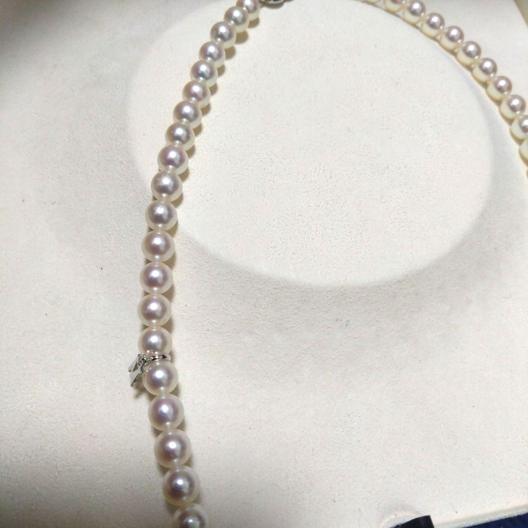 MIKIMOTO pearl necklace with 7.0 to 6.5 mm pearls and an M charm, 42.5 cm long