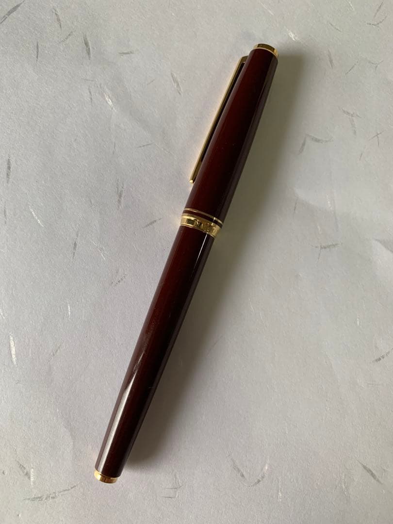 PILOT DELUXE fountain pen in Bordeaux with 14K fine nib shown from side on white background