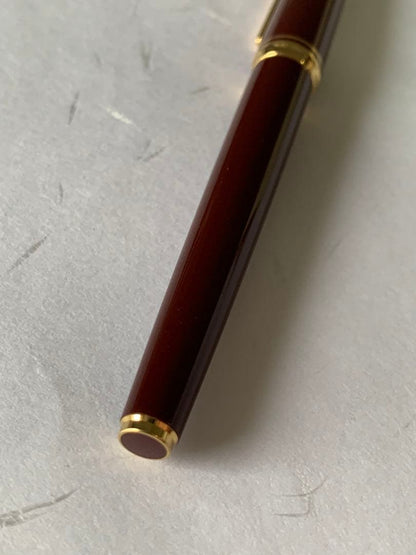 PILOT DELUXE fountain pen in Bordeaux with 14K fine nib shown from side on white background