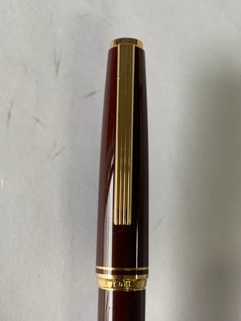 PILOT DELUXE fountain pen in Bordeaux with 14K fine nib shown from side on white background