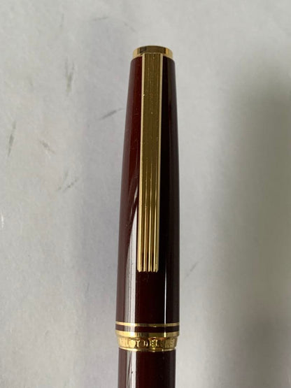 PILOT DELUXE fountain pen in Bordeaux with 14K fine nib shown from side on white background