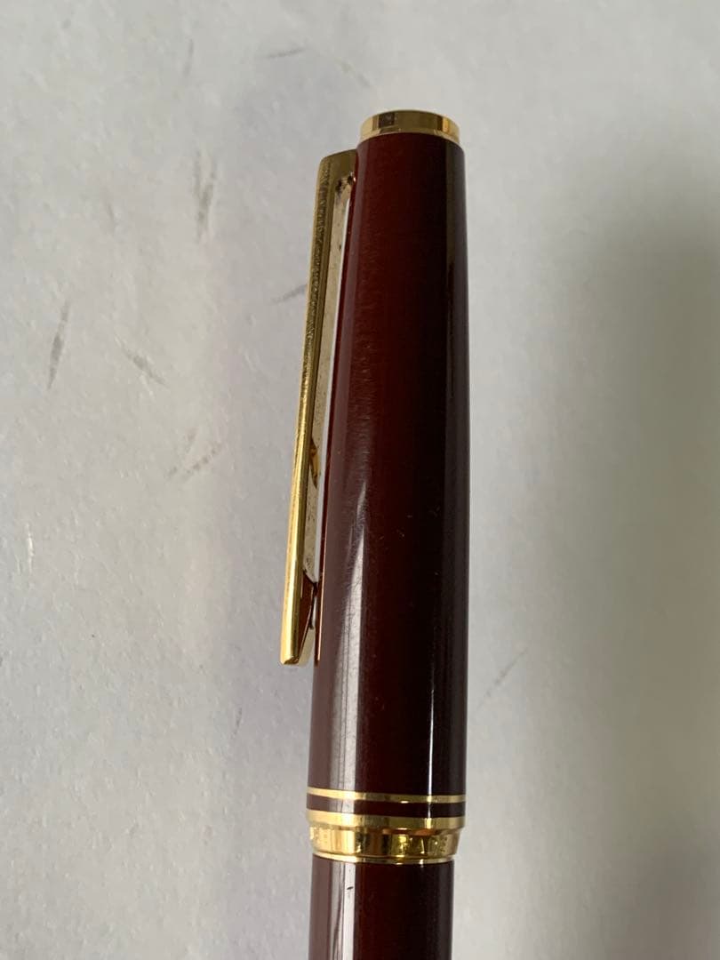 PILOT DELUXE fountain pen in Bordeaux with 14K fine nib shown from side on white background