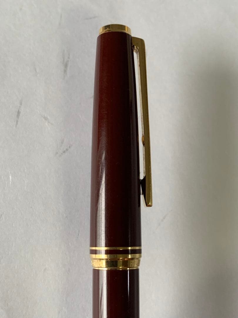 PILOT DELUXE fountain pen in Bordeaux with 14K fine nib shown from side on white background