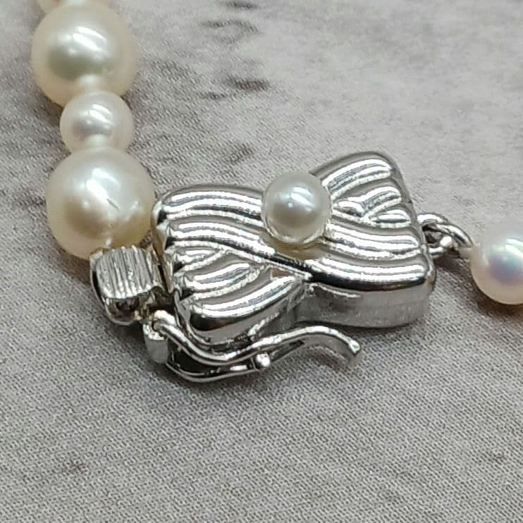 Tasaki Law Pearl Necklace featuring lustrous pearls on a 42cm chain weighing 13.8 grams