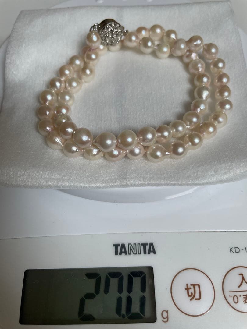 Akoya white semi-baroque pearl necklace with approximately 7mm pearls, 42cm length