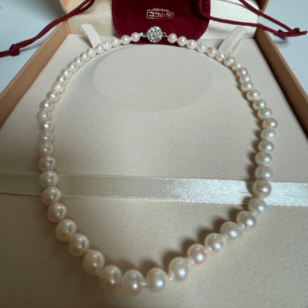 Akoya white semi-baroque pearl necklace with approximately 7mm pearls, 42cm length