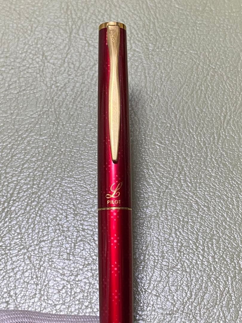 Pilot Elite Hasem Shibata 14K 585 gold fountain pen with a sleek design
