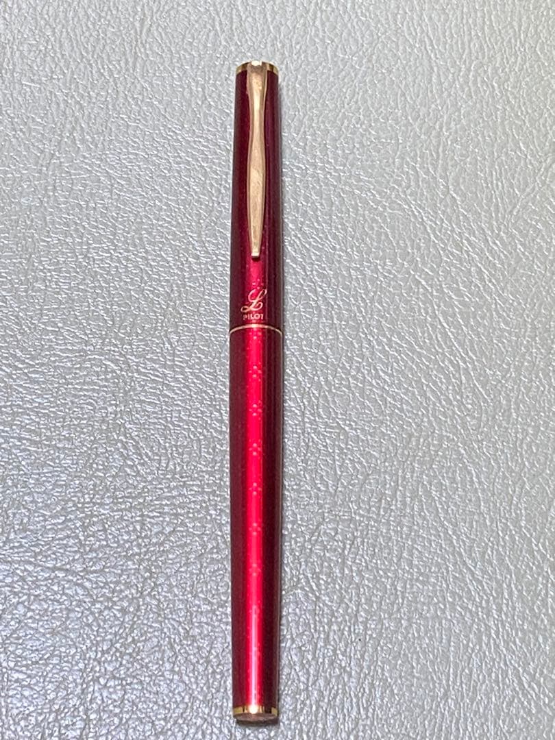 Pilot Elite Hasem Shibata 14K 585 gold fountain pen with a sleek design