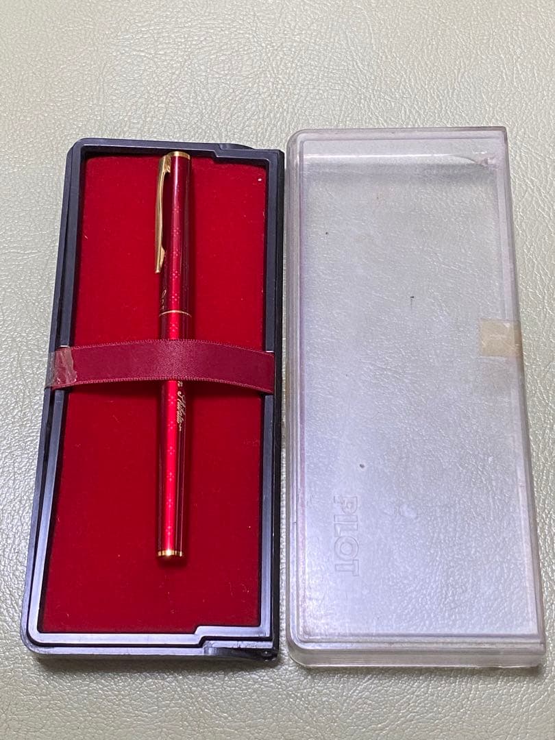 Pilot Elite Hasem Shibata 14K 585 gold fountain pen with a sleek design