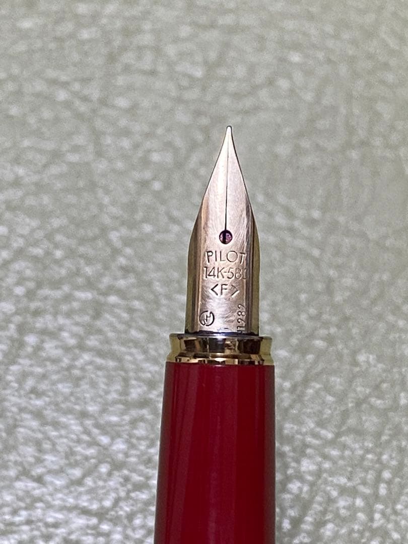 Pilot Elite Hasem Shibata 14K 585 gold fountain pen with a sleek design