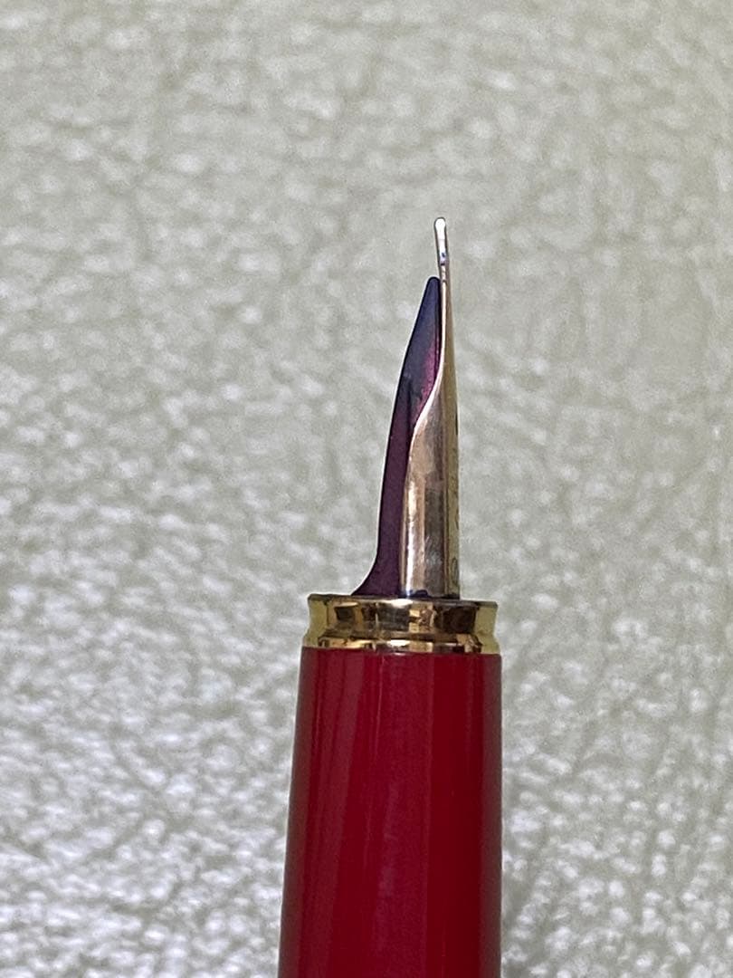 Pilot Elite Hasem Shibata 14K 585 gold fountain pen with a sleek design