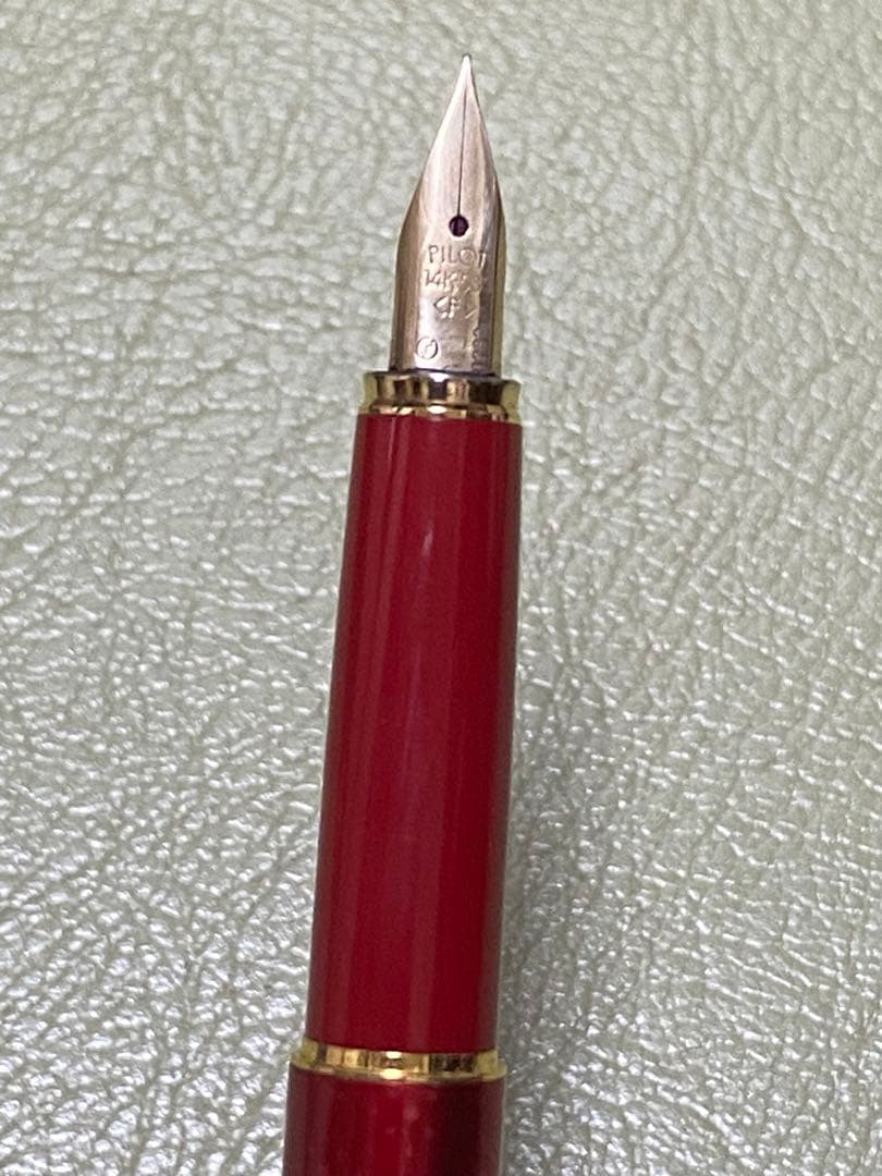 Pilot Elite Hasem Shibata 14K 585 gold fountain pen with a sleek design