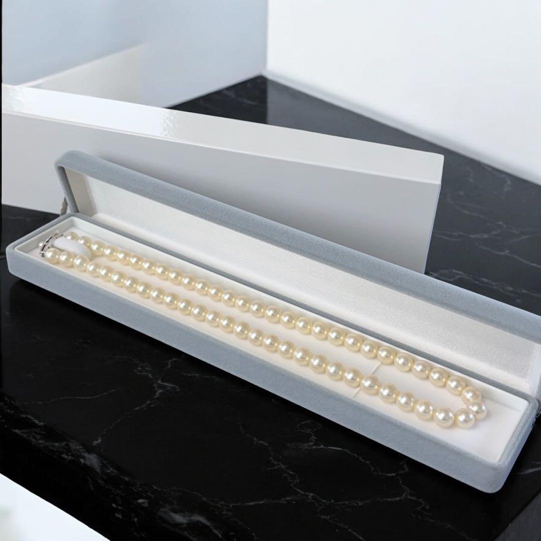 Highest grade Tasaki K14 white gold necklace with round Akoya pearls and a 42.5 cm length