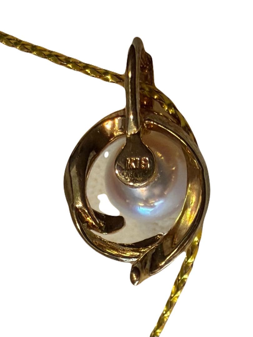 MIKIMOTO Law 18K yellow gold pendant top with pearl, 1 inch length, 1 gram weight