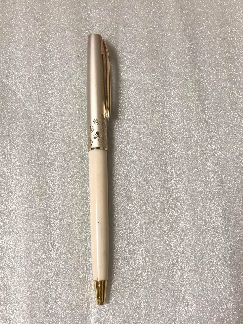 Pilot Lady White oil-based ballpoint pen model レディホワイト with white barrel and comfortable grip