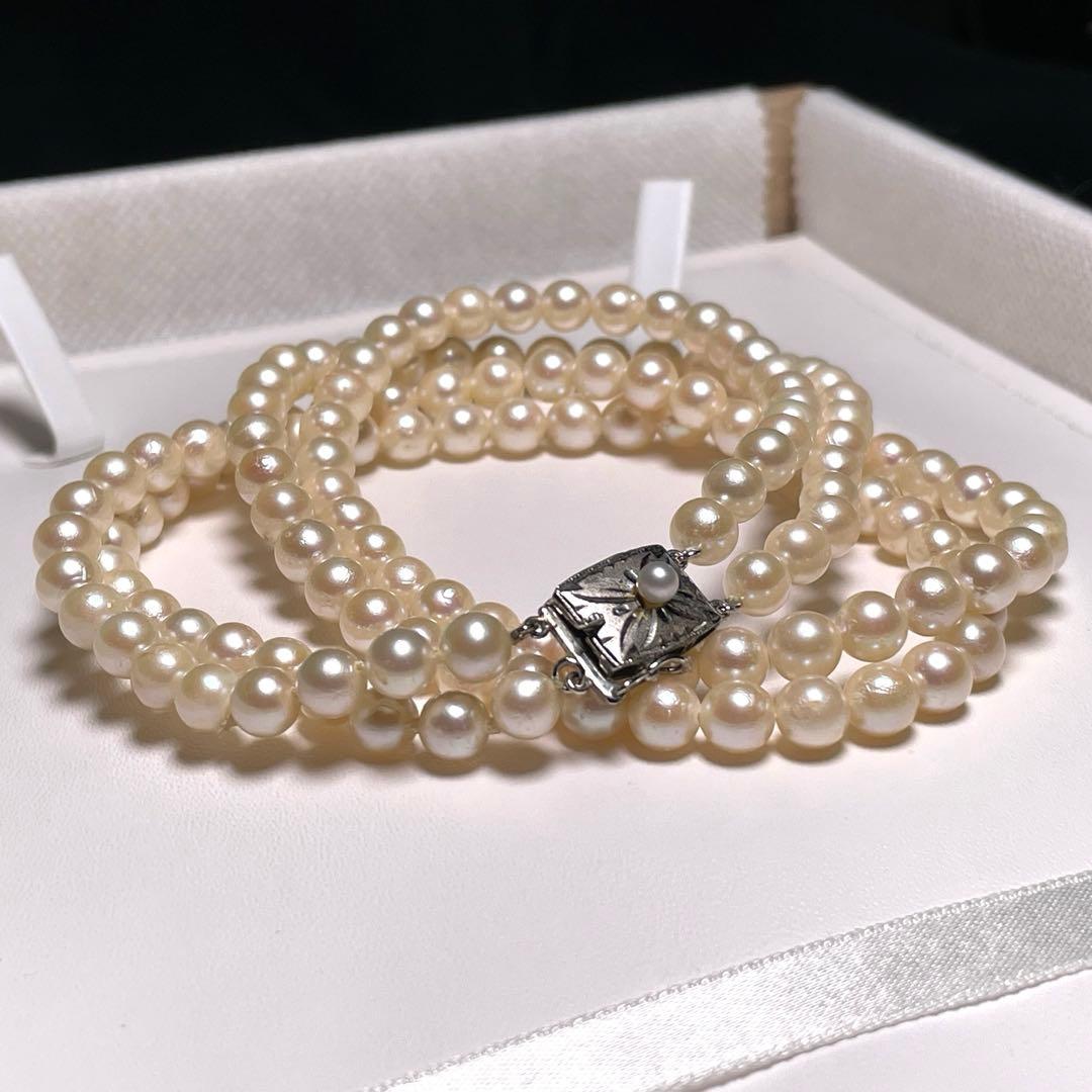 Two-row Akoya pearl necklace with 5.5-6.0mm round white pearls on silver chain model O606
