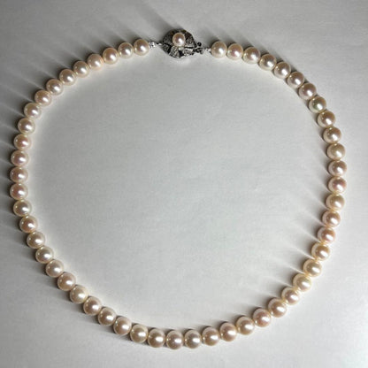 45 cm white Akoya pearl necklace with 7.5-8 mm pearls and silver clasp displayed on a white background