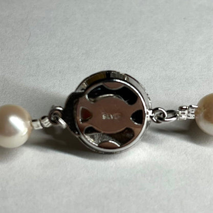 45 cm white Akoya pearl necklace with 7.5-8 mm pearls and silver clasp displayed on a white background