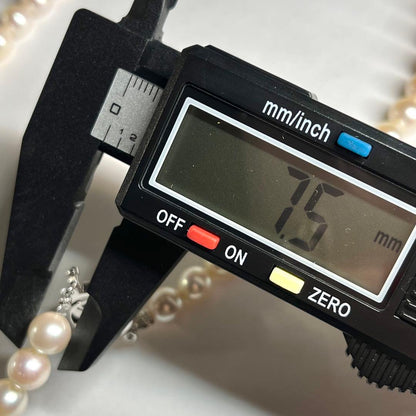 45 cm white Akoya pearl necklace with 7.5-8 mm pearls and silver clasp displayed on a white background