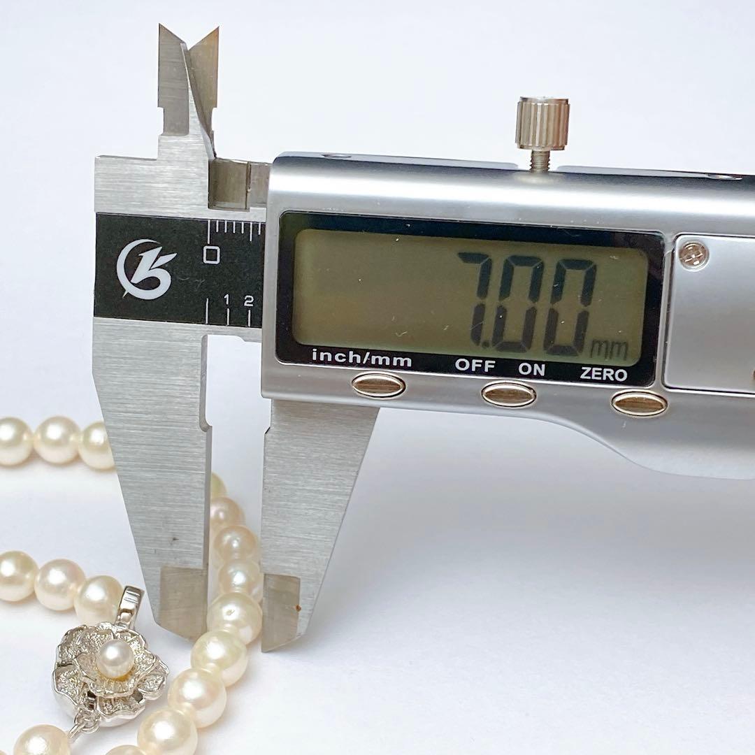 Akoya pearl necklace with silver clasp and flower motif, pearls approximately 6.7 to 7mm, length 42cm