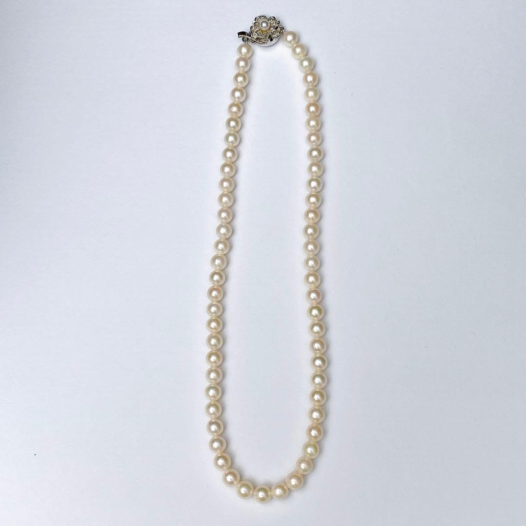 Akoya pearl necklace with silver clasp and flower motif, pearls approximately 6.7 to 7mm, length 42cm