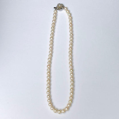 Akoya pearl necklace with silver clasp and flower motif, pearls approximately 6.7 to 7mm, length 42cm