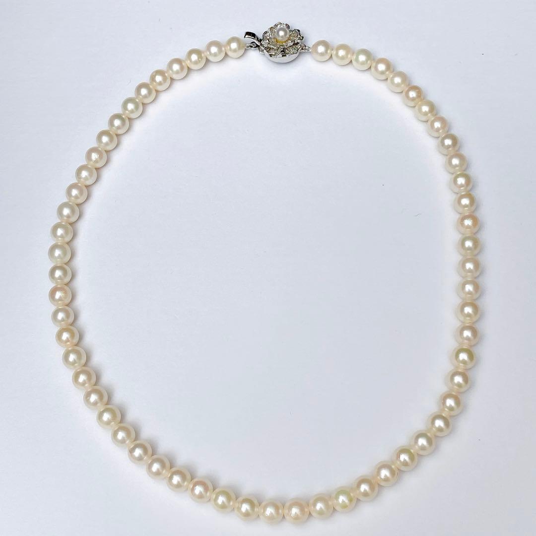 Akoya pearl necklace with silver clasp and flower motif, pearls approximately 6.7 to 7mm, length 42cm