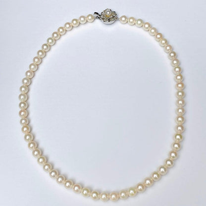 Akoya pearl necklace with silver clasp and flower motif, pearls approximately 6.7 to 7mm, length 42cm