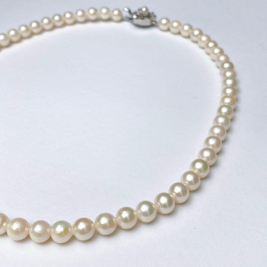 Akoya pearl necklace with silver clasp and flower motif, pearls approximately 6.7 to 7mm, length 42cm