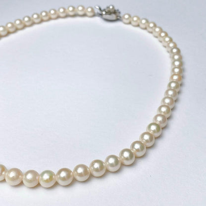 Akoya pearl necklace with silver clasp and flower motif, pearls approximately 6.7 to 7mm, length 42cm