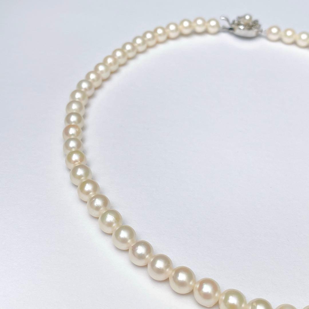 Akoya pearl necklace with silver clasp and flower motif, pearls approximately 6.7 to 7mm, length 42cm