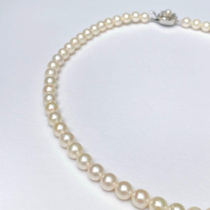 Akoya pearl necklace with silver clasp and flower motif, pearls approximately 6.7 to 7mm, length 42cm