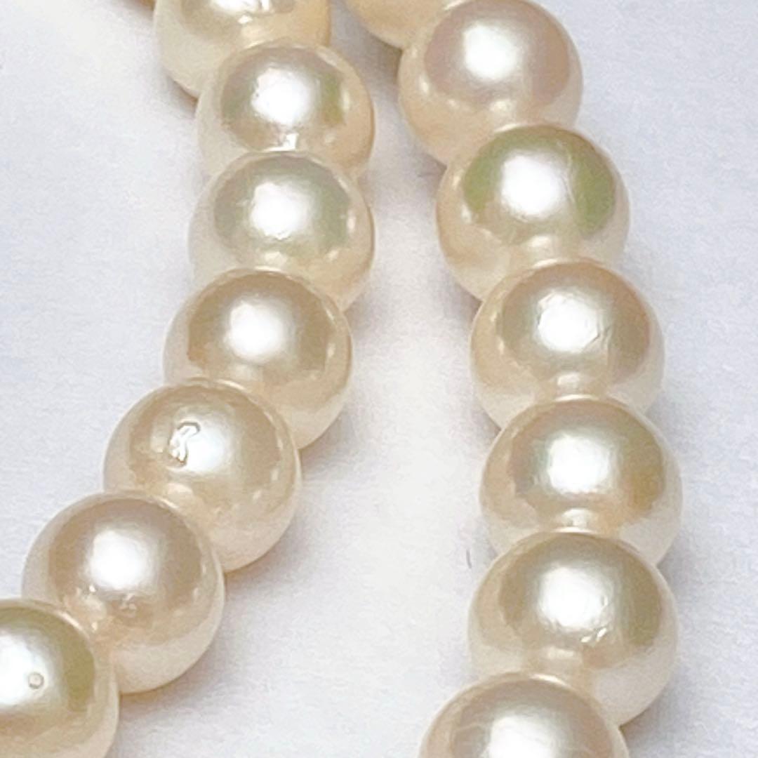 Akoya pearl necklace with silver clasp and flower motif, pearls approximately 6.7 to 7mm, length 42cm