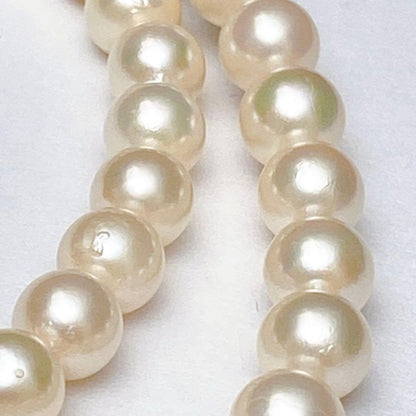 Akoya pearl necklace with silver clasp and flower motif, pearls approximately 6.7 to 7mm, length 42cm