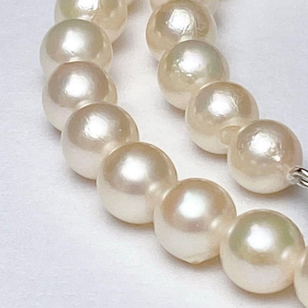 Akoya pearl necklace with silver clasp and flower motif, pearls approximately 6.7 to 7mm, length 42cm