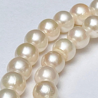 Akoya pearl necklace with silver clasp and flower motif, pearls approximately 6.7 to 7mm, length 42cm