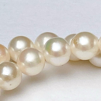 Akoya pearl necklace with silver clasp and flower motif, pearls approximately 6.7 to 7mm, length 42cm