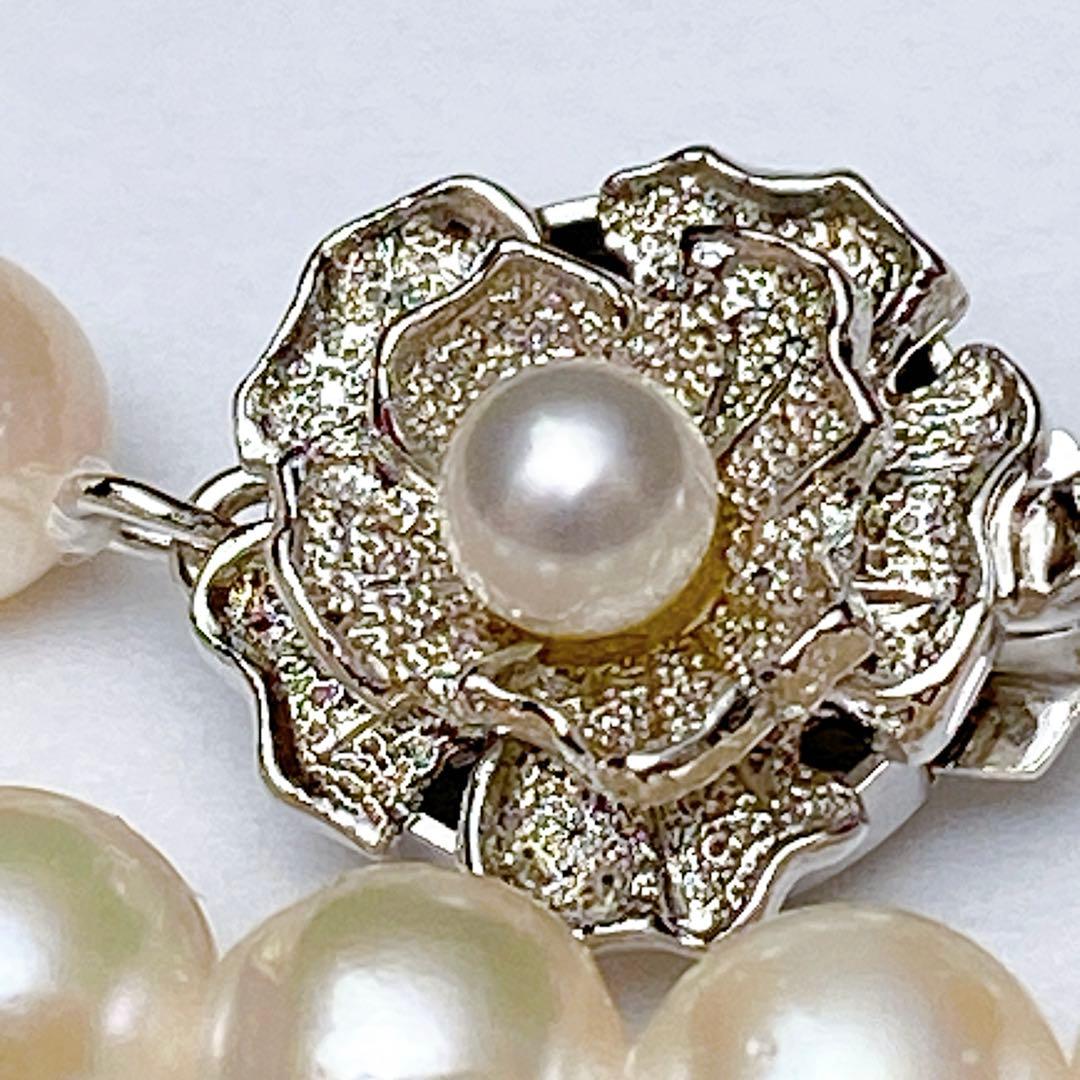 Akoya pearl necklace with silver clasp and flower motif, pearls approximately 6.7 to 7mm, length 42cm
