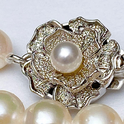 Akoya pearl necklace with silver clasp and flower motif, pearls approximately 6.7 to 7mm, length 42cm