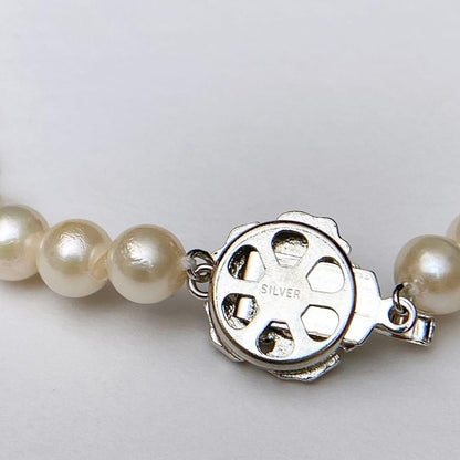 Akoya pearl necklace with silver clasp and flower motif, pearls approximately 6.7 to 7mm, length 42cm