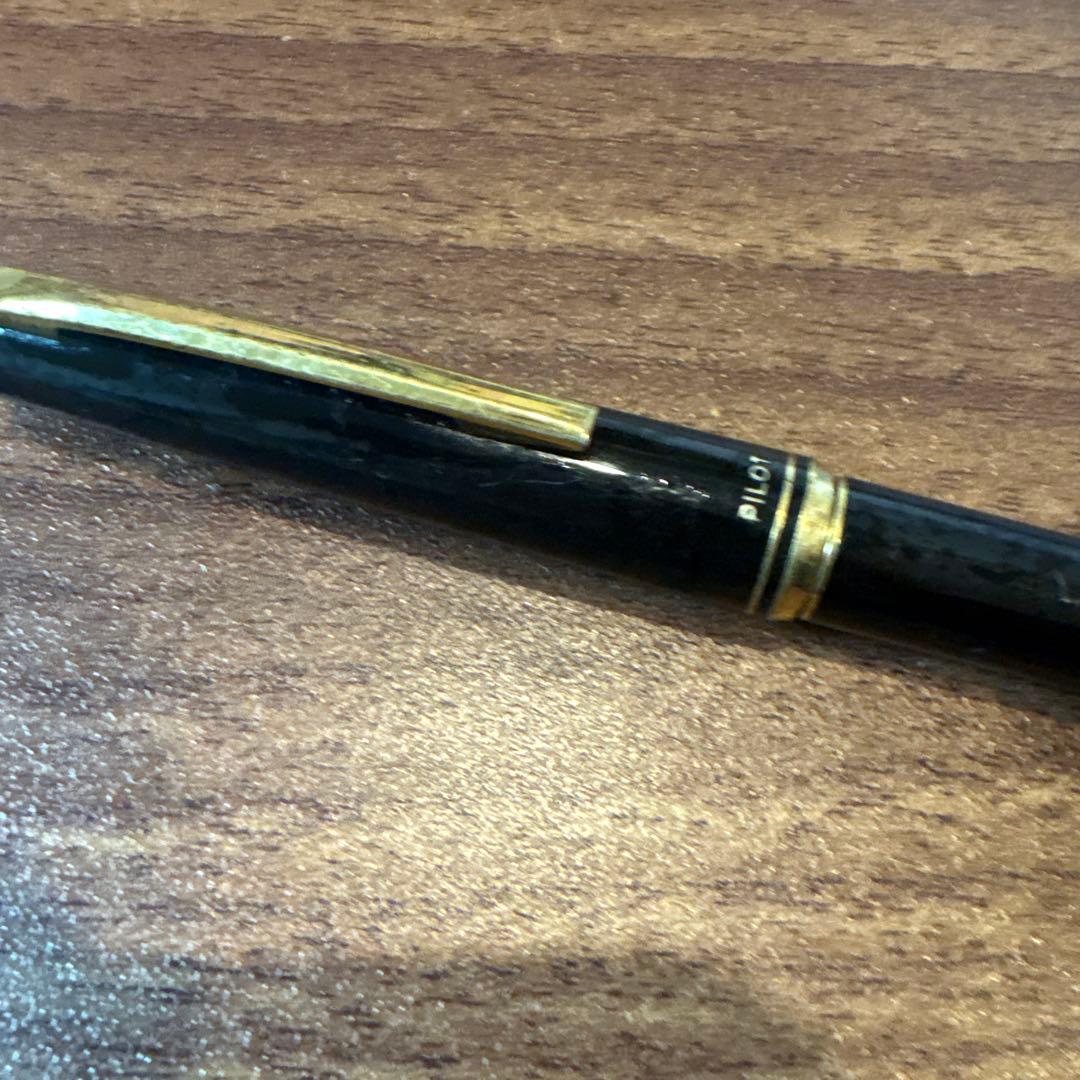 PILOT Fountain Pen main body in black with gold accents and gold color nib No.21