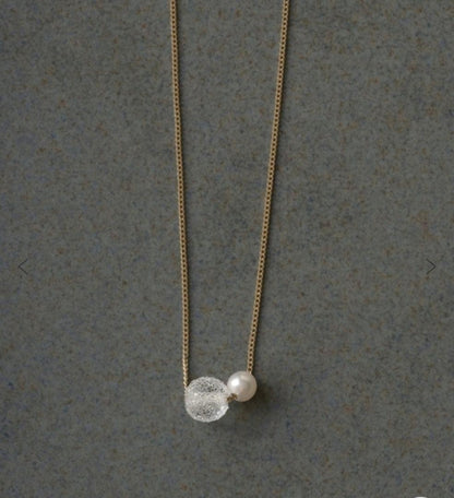 HARIO Lampwork Factory Snow Pearl Necklace with 6mm glass beads and 4-4.5mm pearls on a 450mm gold chain