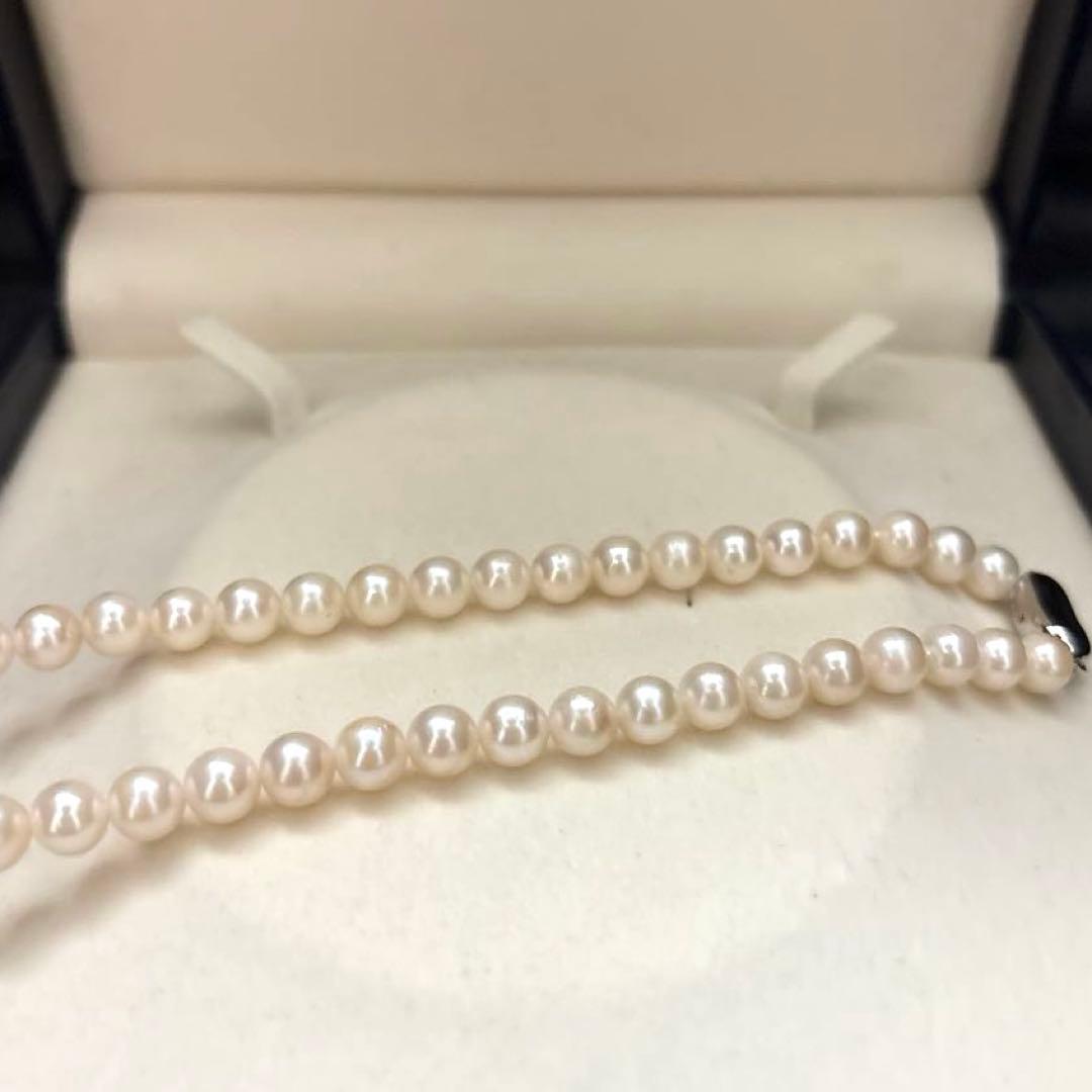 Newly polished white Akoya pearl necklace with 7mm pearls, 42cm length, laid flat