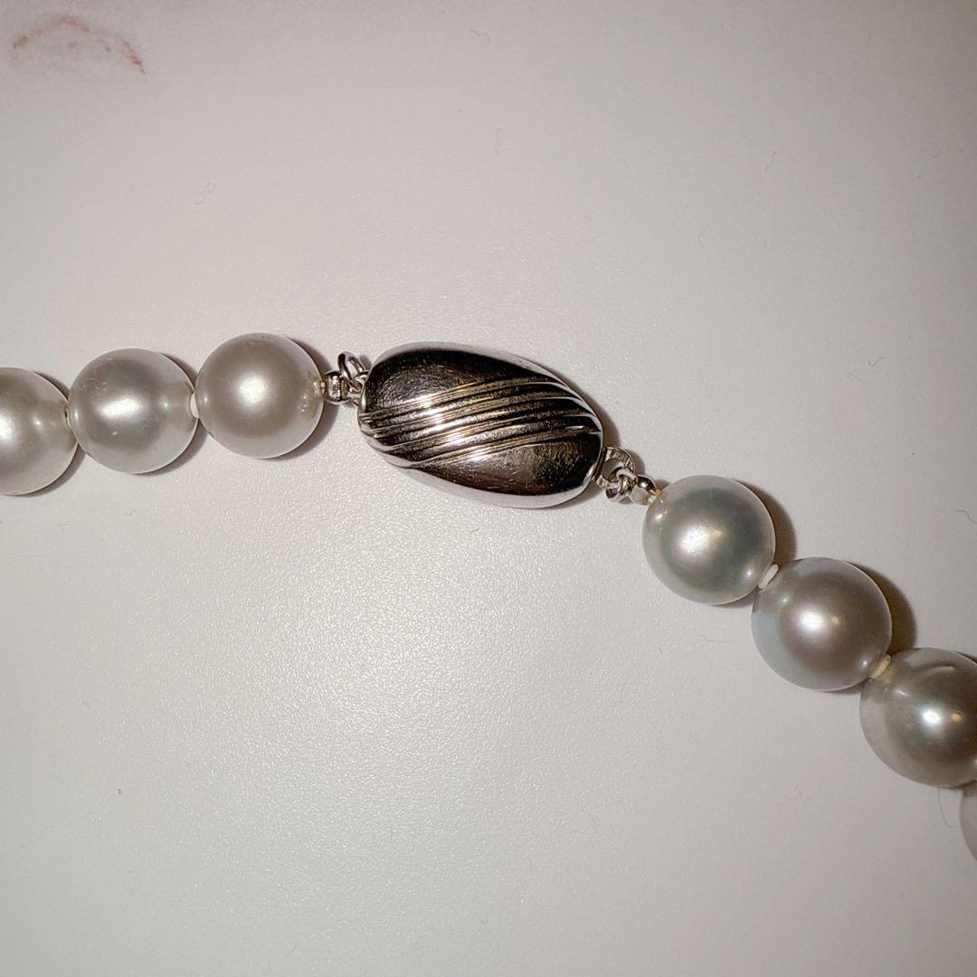 Akoya pearl necklace with 9.5-8mm white beads and silver hallmark on a 43 cm chain