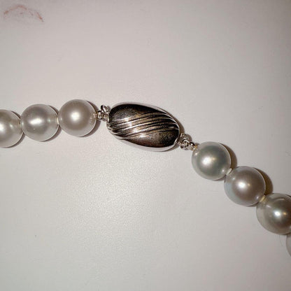 Akoya pearl necklace with 9.5-8mm white beads and silver hallmark on a 43 cm chain