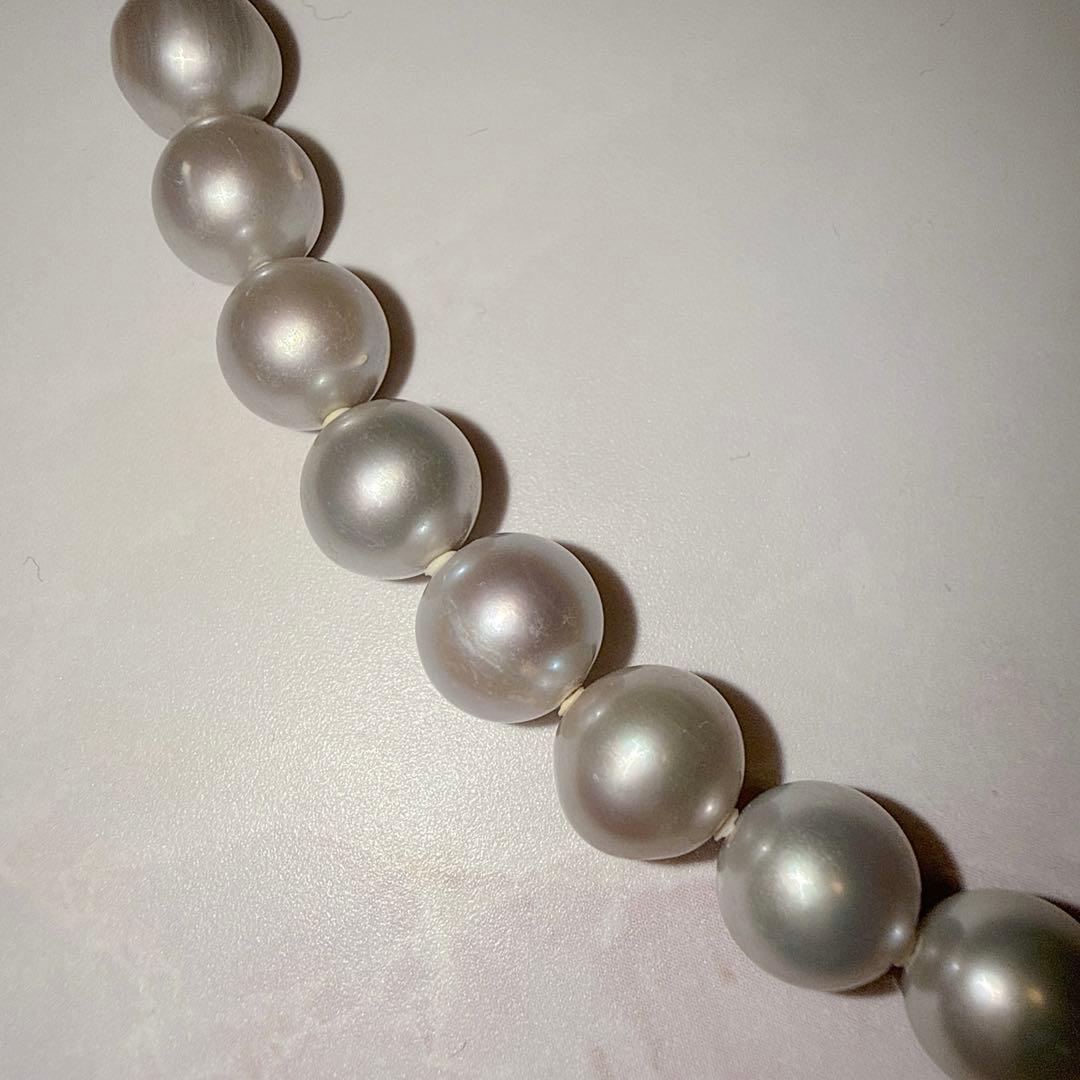 Akoya pearl necklace with 9.5-8mm white beads and silver hallmark on a 43 cm chain