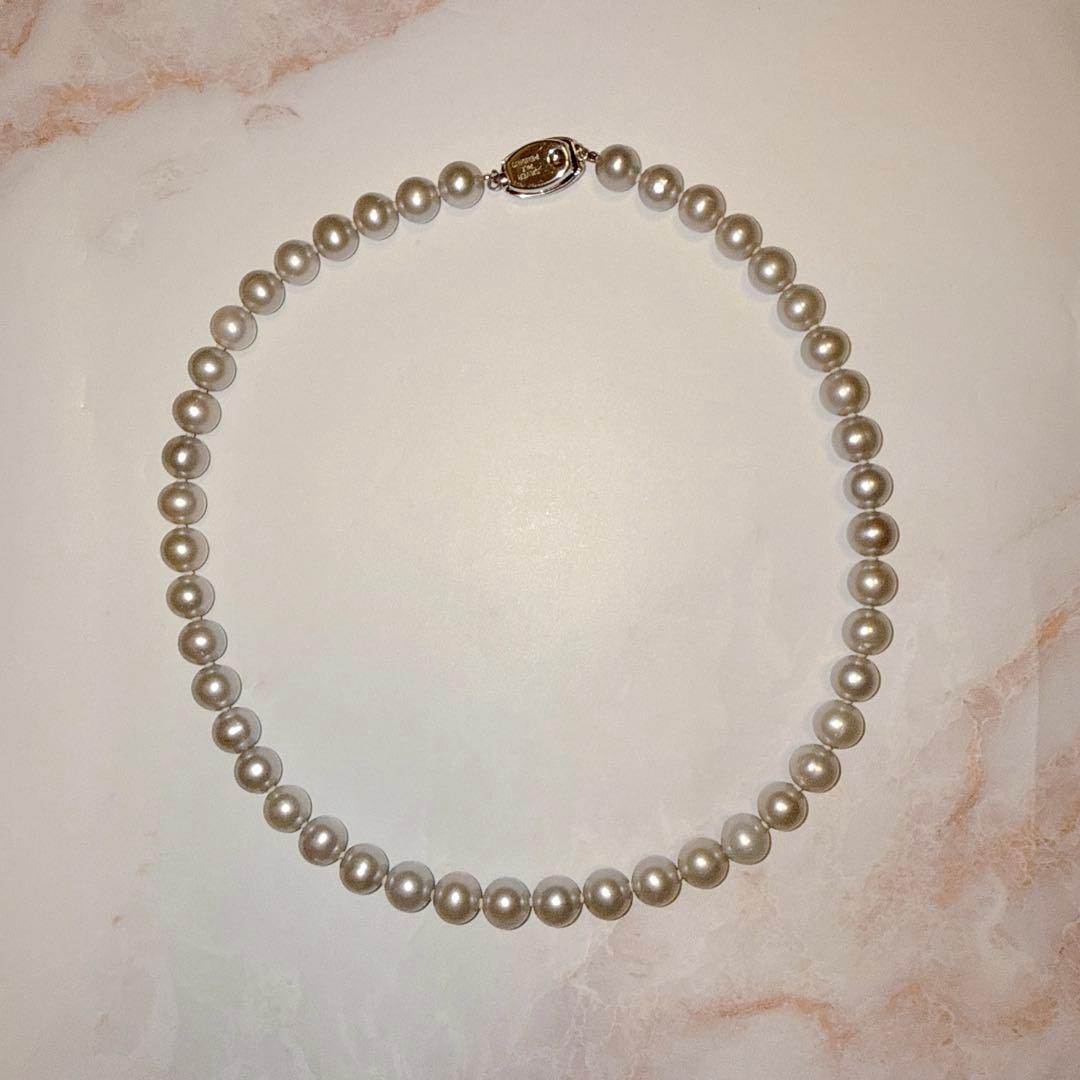 Akoya pearl necklace with 9.5-8mm white beads and silver hallmark on a 43 cm chain